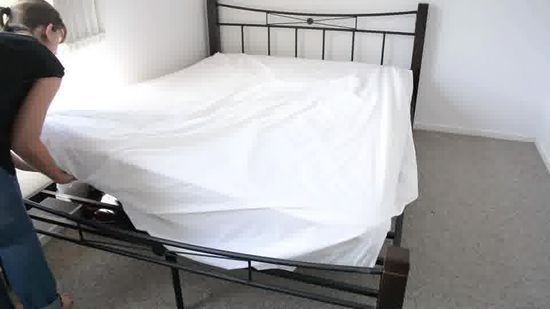 Сноха заправляет постель в коротком платье фото