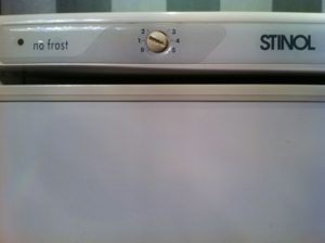 Надпись No Frost на холодильнике