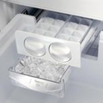 Генератор льда в холодильнике