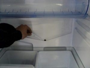 Засор дренажного отверстия в холодильной камере