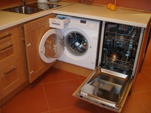 Посудомойка рядом с стиральной машинкой
