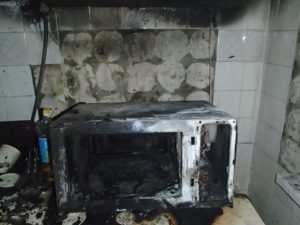 заискрилась микроволновая печь внутри что делать