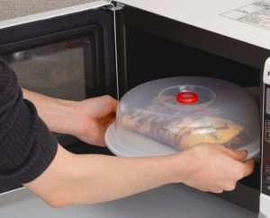 Использование при разогреве пищи специальной посуды из пластика с закрытой крышкой