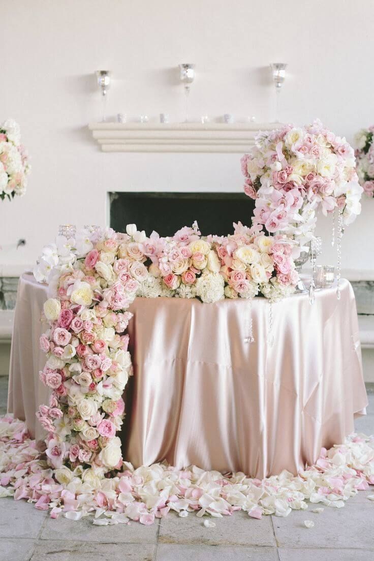Декор стола жениха и невесты из живых цветов: вариант 2.