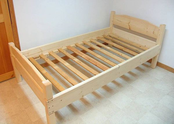 Изготовление полутораспальной кровати из дерева.