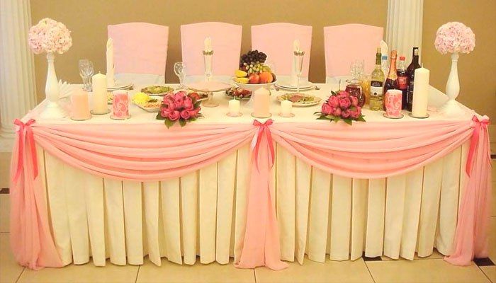 Как украсить стол жениха и невесты: вариант 1