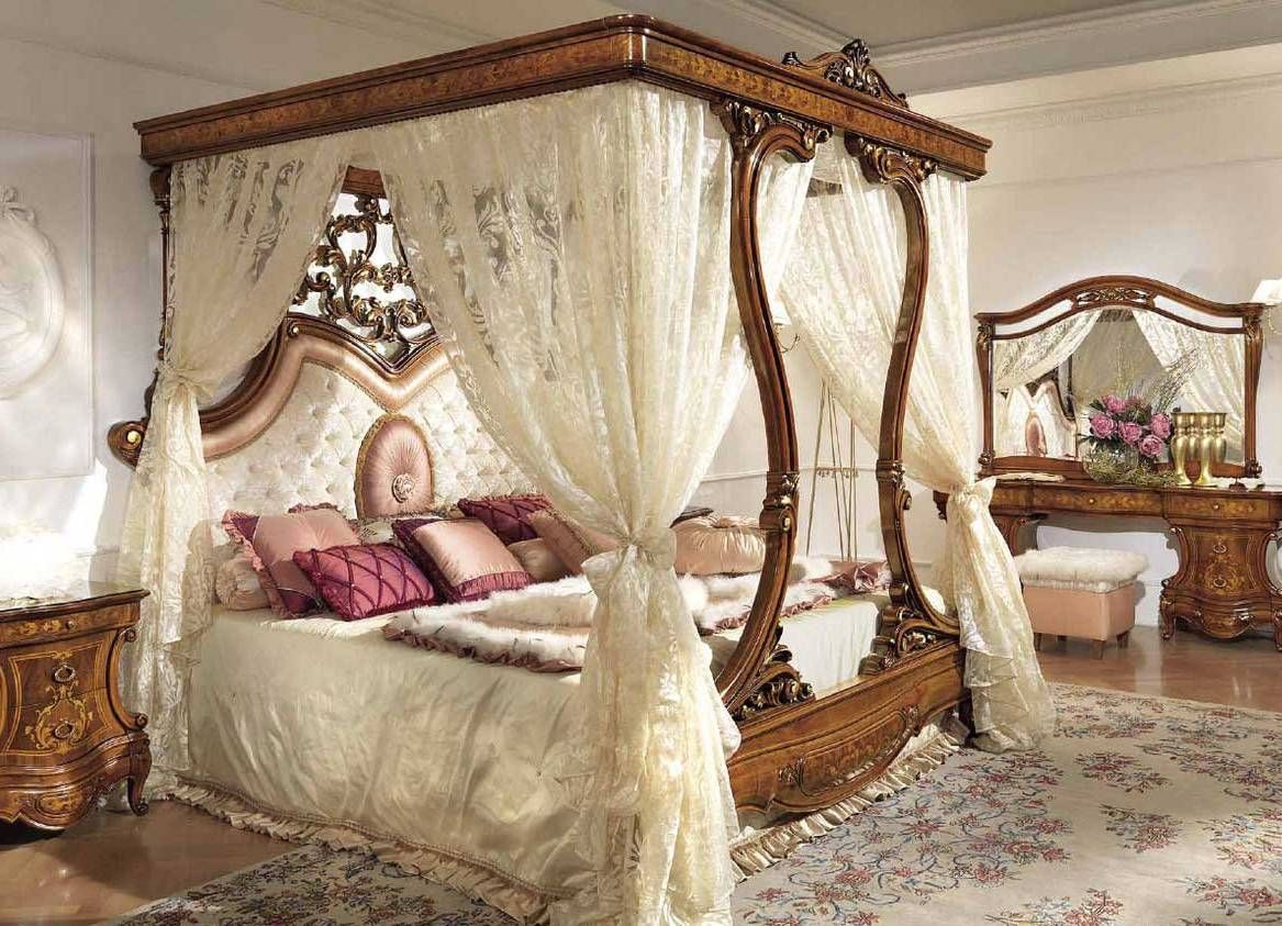 Красивая двуспальная кровать с балдахином.