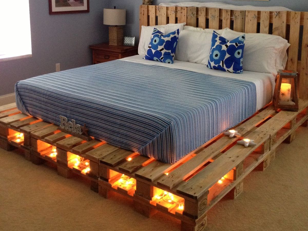 Кровать в стиле лофт из паллет.