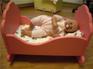 Кроватка для куклы своими руками - безопасно и интересно.