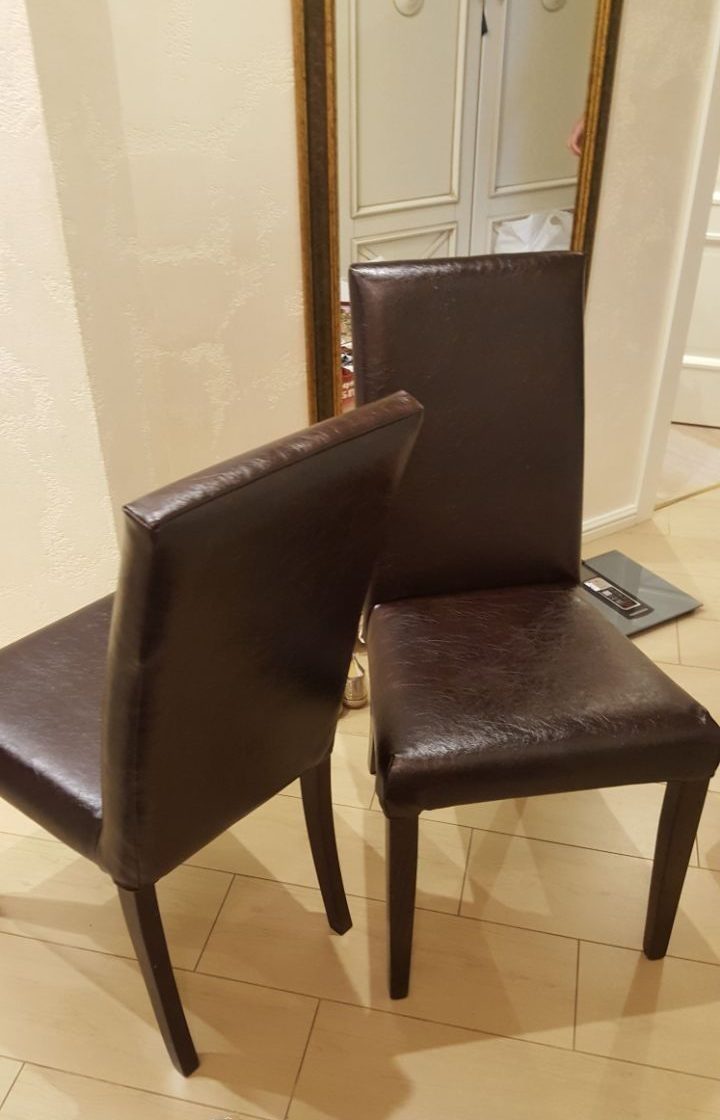 Обивка стула из кожи.