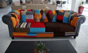 Обшивка дивана может придать интерьеру эксклюзивности.