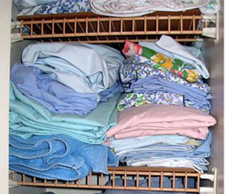 Почему пахнет белье в шкафу. Хранение постельного белья и полотенец. Компактно сложенное постельное белье. Идеи хранения постельного белья. Хранение постельного белья в шкафу.