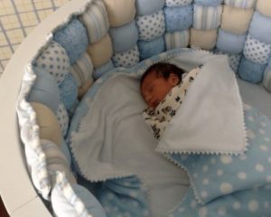 Ребенок в кроватке