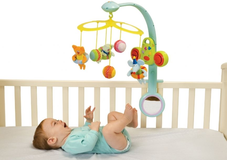 игрушки в кроватке новорожденного