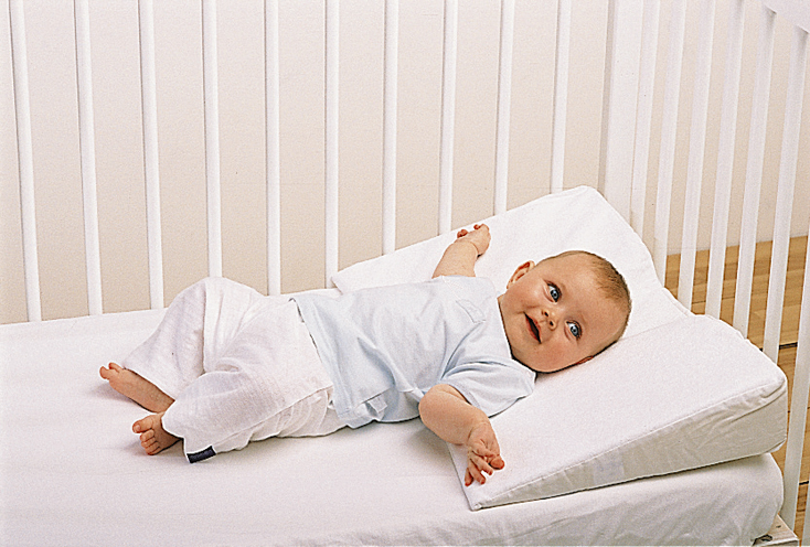 наклонная подушка для новорожденных
