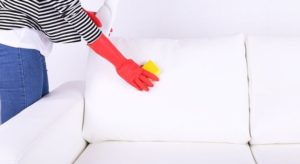 Как удалить пятно от пластилина с дивана: советы по удалению пятен с мебели