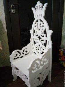 вариант трона из стула