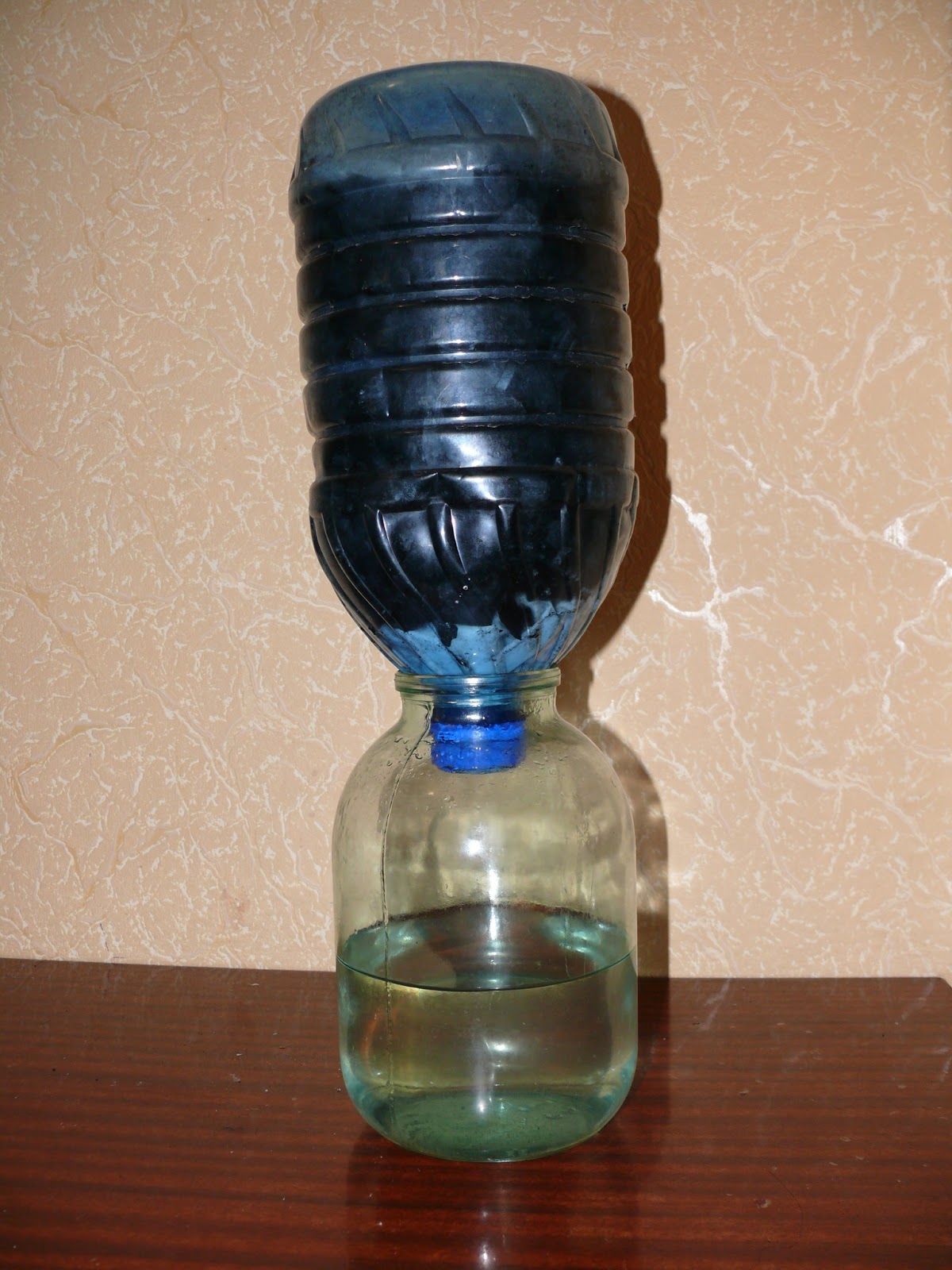 Изготовить фильтр для воды. Фильтр для воды из бутылки. Фильтр для воды из пластиковой бутылки. Угольный фильтр из бутылки. Фильтр из бутылки для самогона.