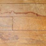 Как заделать дырку в ламинате на полу при помощи древесной шпаклёвки