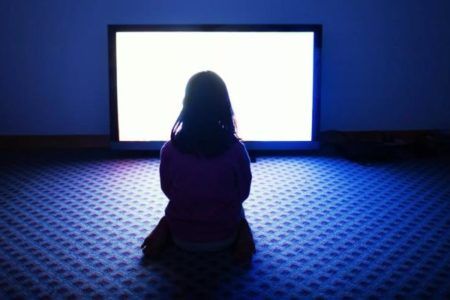 Можно ли смотреть телевизор в темноте