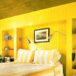 Спальня в желтых тонах.