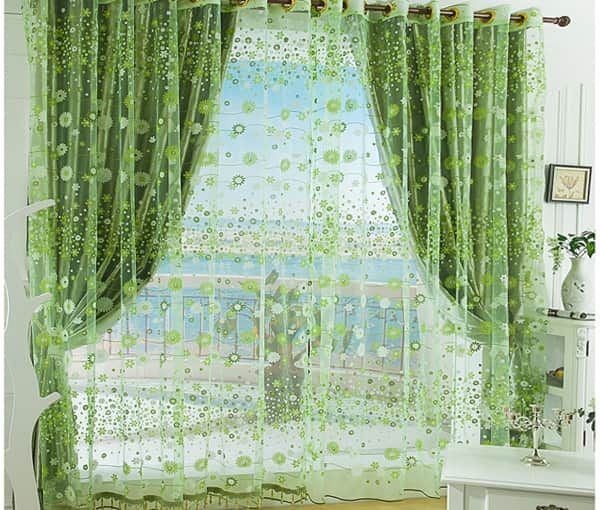 Зелёные шторы в интерьере спальни