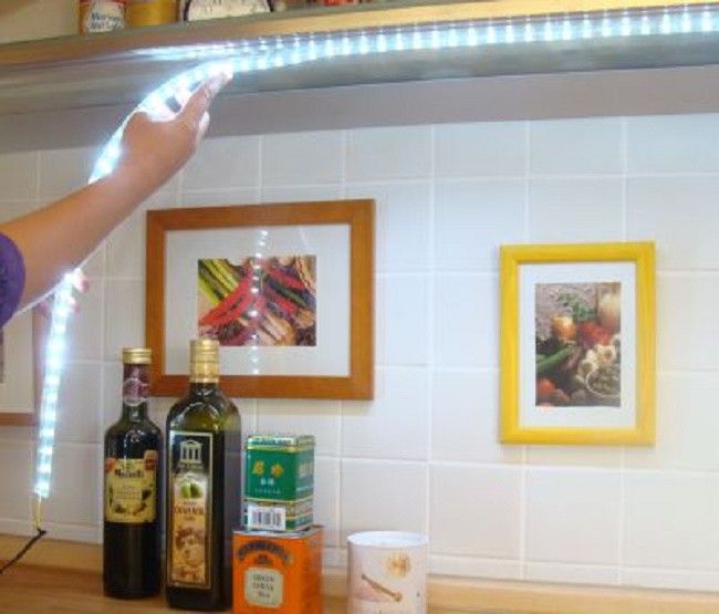 Наклеивание светодиодной ленты на кухне
