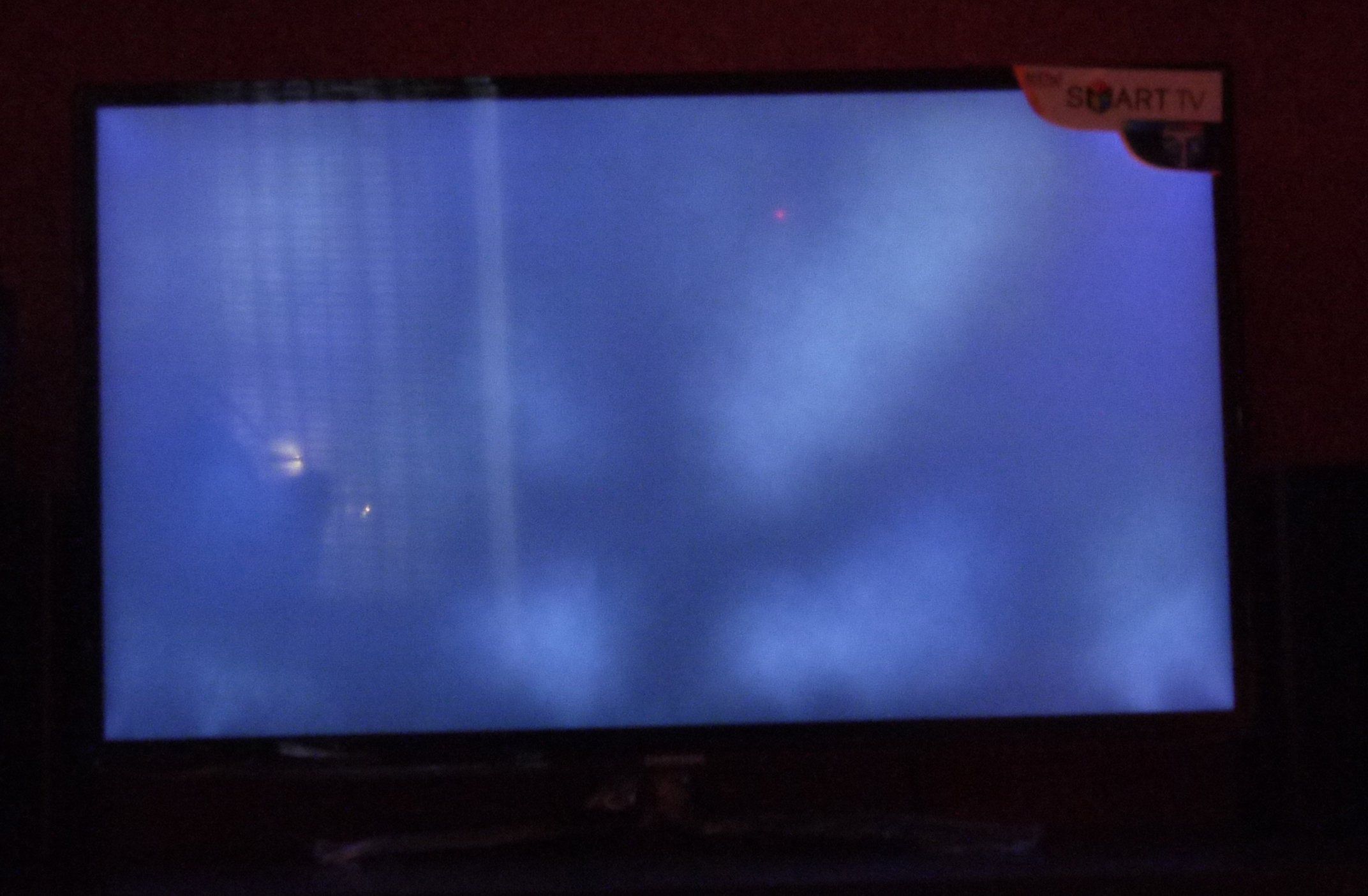 Пятна на телевизоре lg. Засветка экрана телевизора. Засветка матрицы телевизора. Тёмное пятно на экране ЖК телевизора. Битый пиксель на телевизоре.