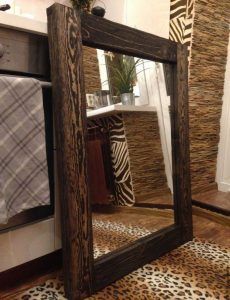 зеркало в деревянной раме