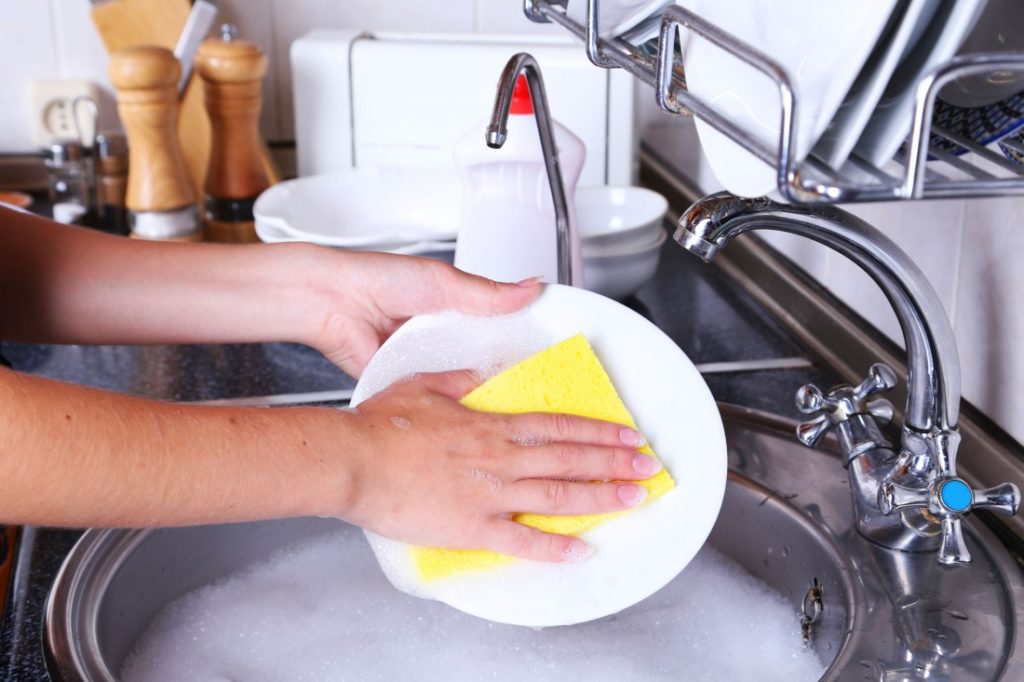 Почему нельзя мыть в гостях посуду – приметы и суеверия