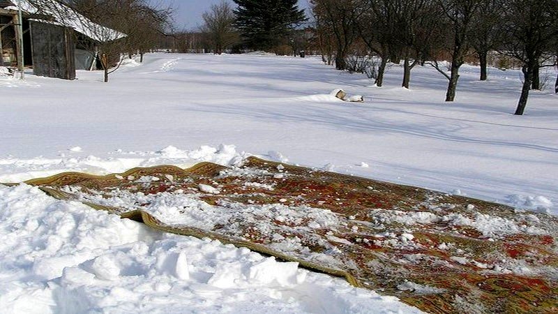 чистка ковра снегом