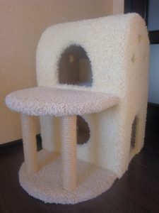 Домик для кошки из ковролина.