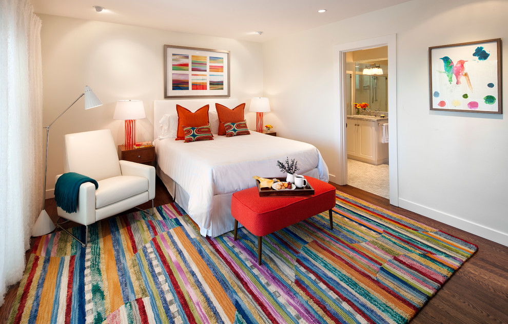 Разноцветный ковёр в интерьере спальни.