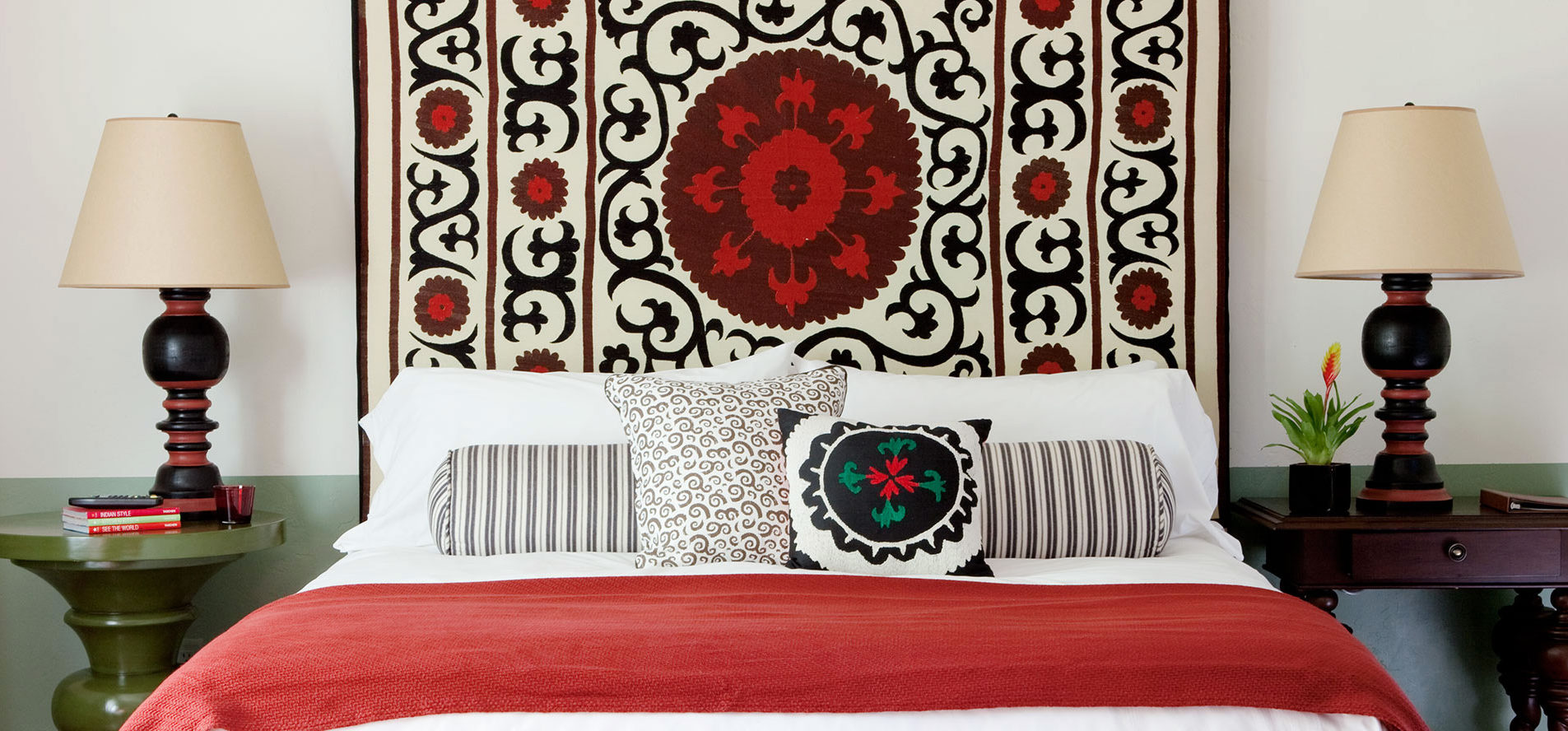 Персидский ковёр ручной работы на стене.