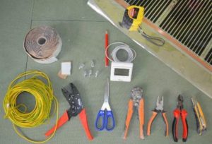 Подготовка материалов и инструментов для монтажа плёночного пола