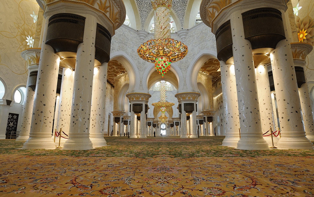 Самый большой ковёр мечети Абу-Даби.