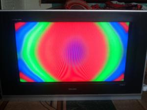 Цветные пятна на экране телевизора.