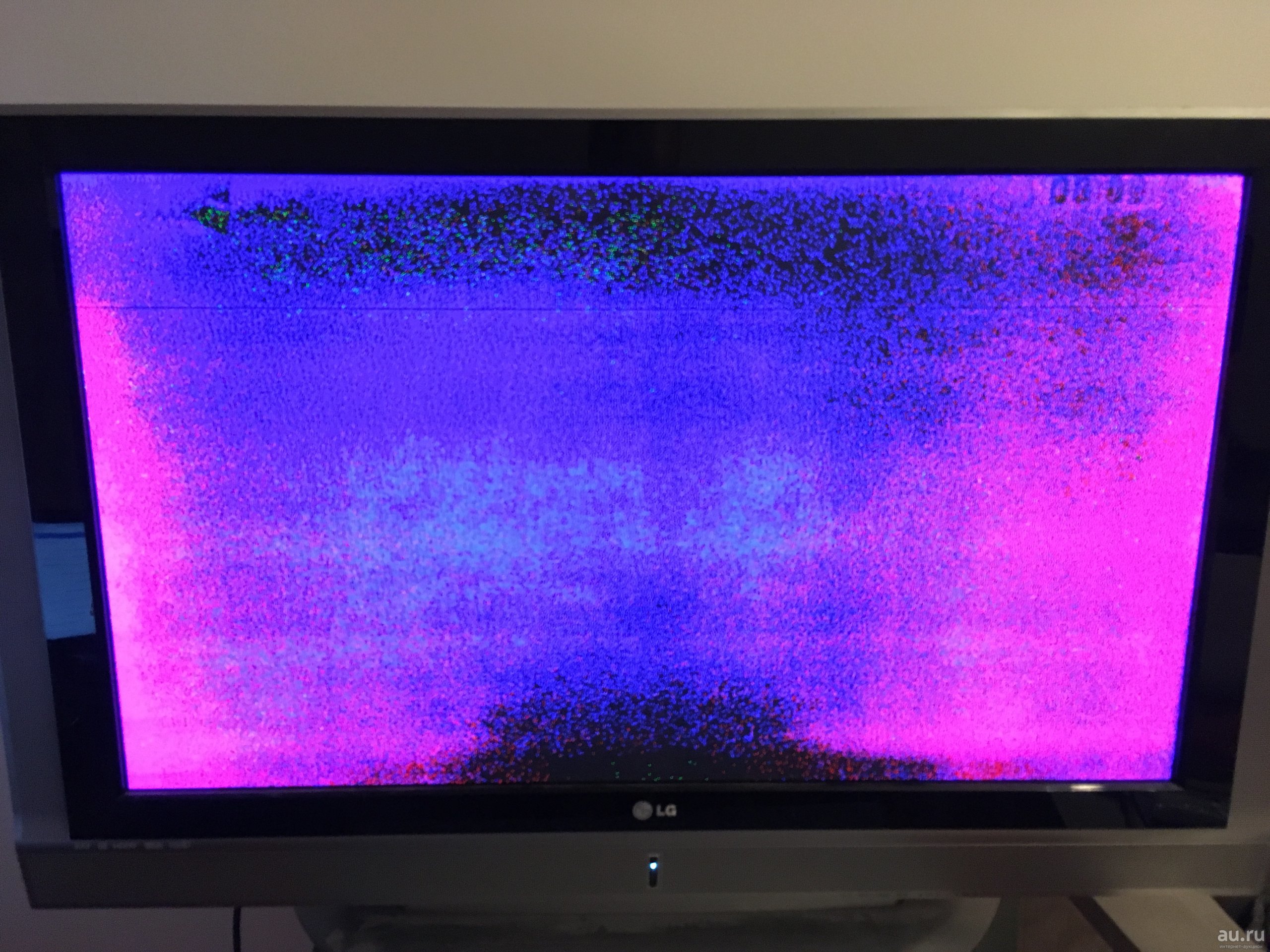 Цветные пятна на экране современного телевизора.