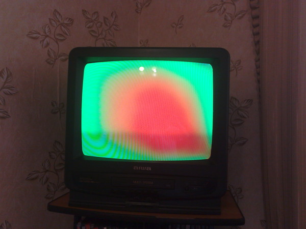 Цветные пятна на экране кинескопного телевизора.