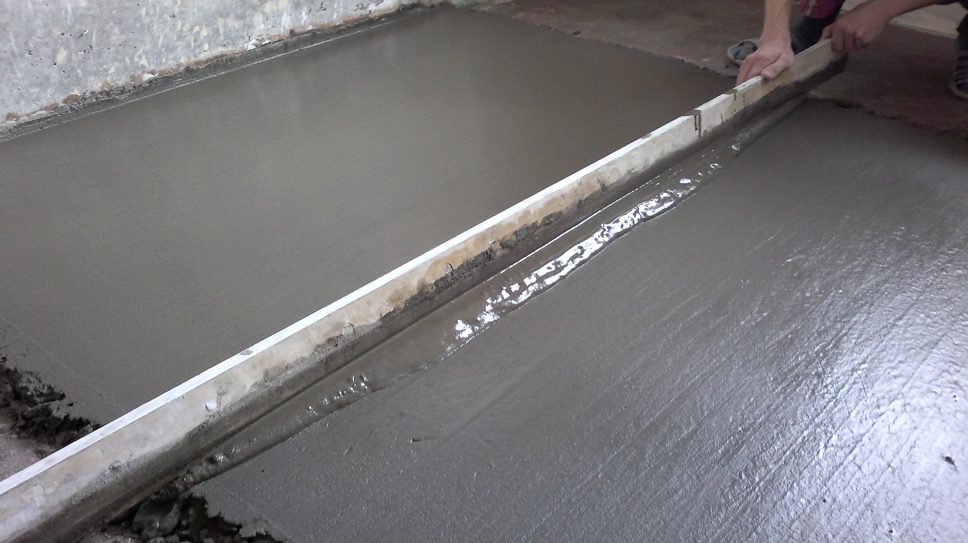 Выравнивание бетонного основания под тёплый пол.