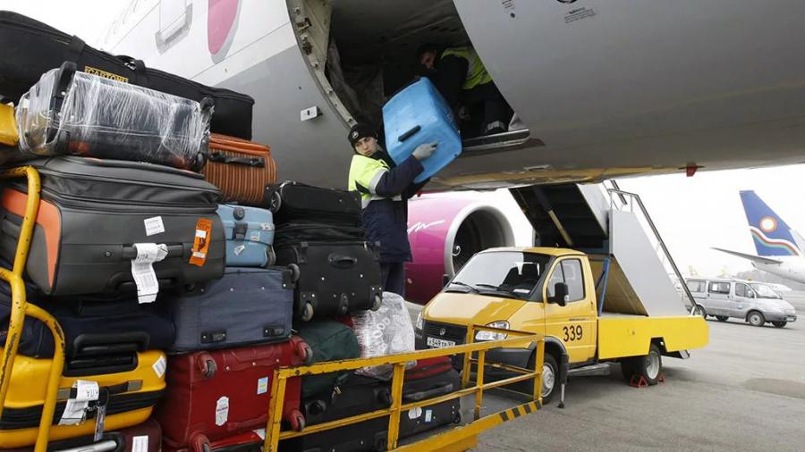 Погрузка багажа в багажный отсек самолета