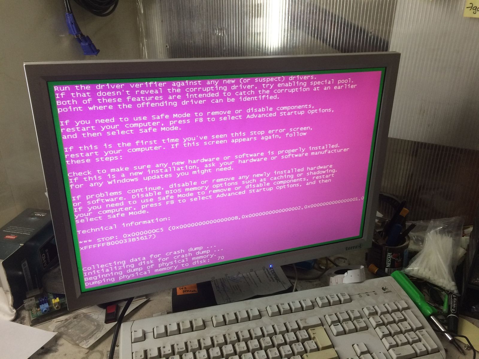 Розовый экран ноутбука. Розовый монитор. Розовый экран. Розовый экран розовый экран. Синий экран.