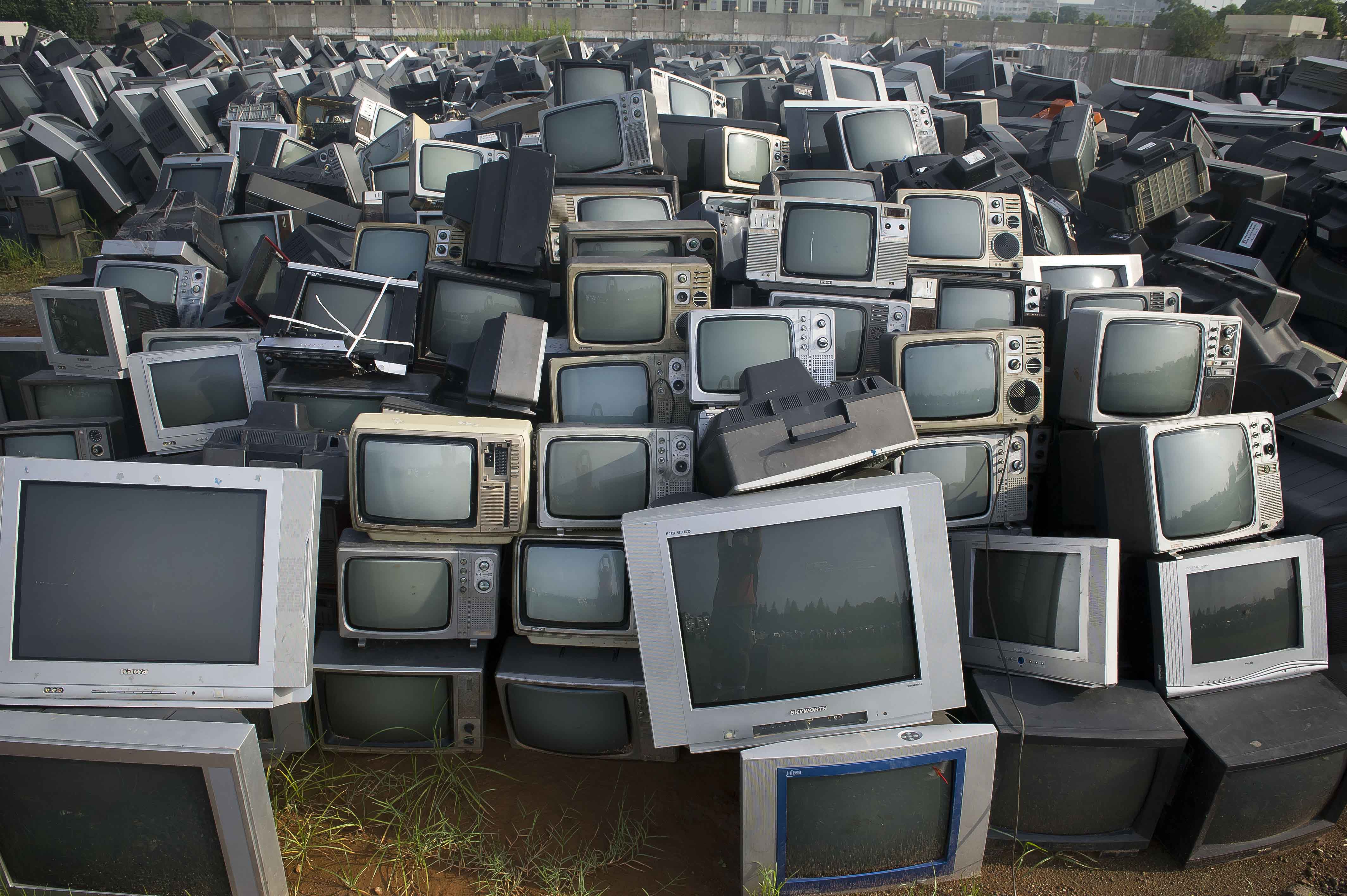 Сдать б у телевизор. Старый телевизор. Свалка телевизоров. Много телевизоров. Старый компьютер.
