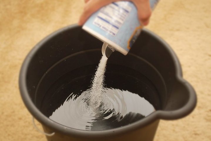 зачем мыть пол солью