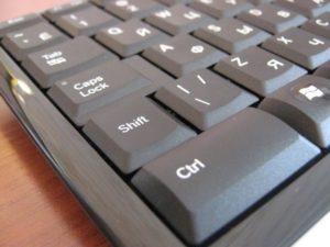 Шифт на клаве ноутбука как обозначается