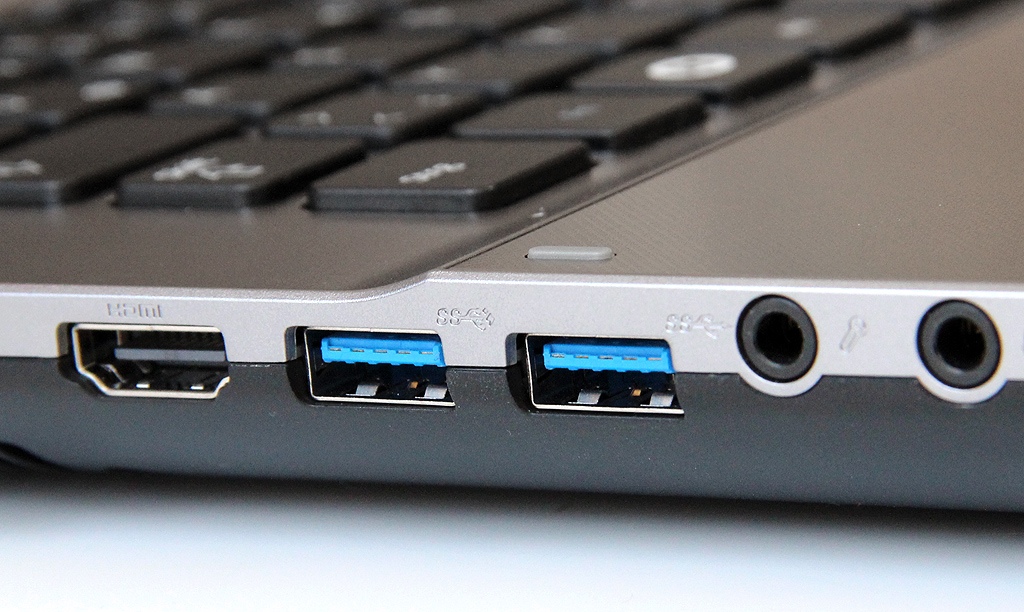 USB разъёмы на ноутбуке.