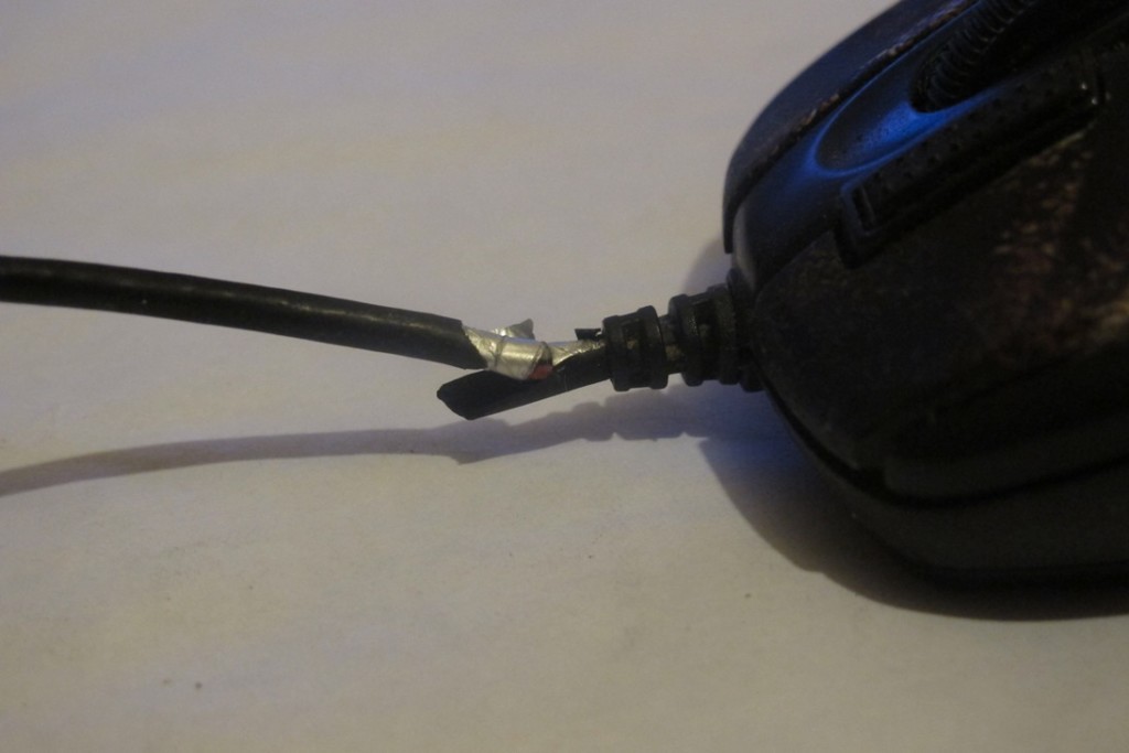Обрыв кабеля мышки.