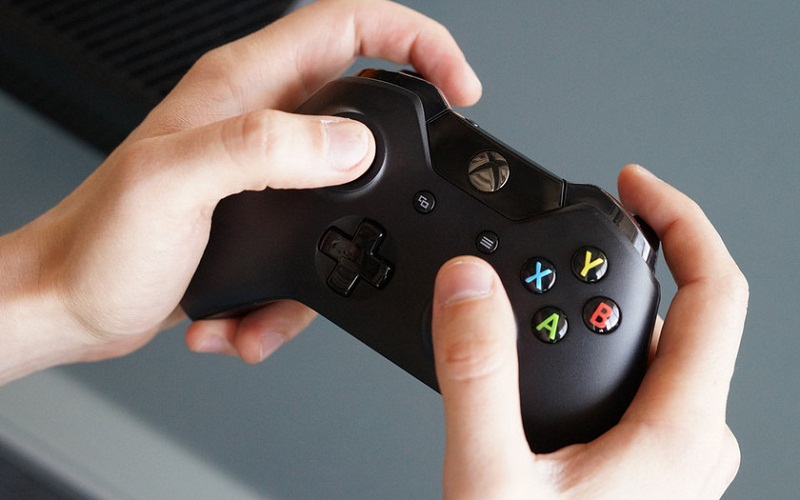 Xbox сколько джойстиков. Джойстик Xbox 360 и Xbox one. Xbox 360 Gamepad в руках. Джойстики для Xbox 360 беспроводные. Геймпад Xbox 360 в руке.