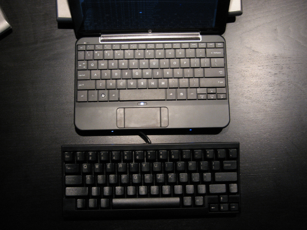 USB-клавиатура, подключенная к ноутбуку.