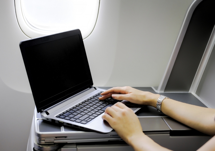 Ноутбук в самолете